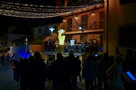 Villancicos en el encendido del alumbrado navideño, en la puerta del Ayuntamiento de Huétor Vega.