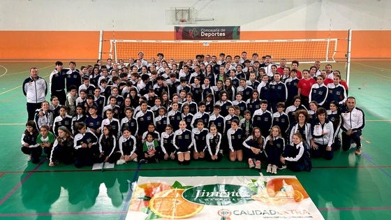 El Club Voleibol Huétor Vega presenta a sus dos centenares de deportistas