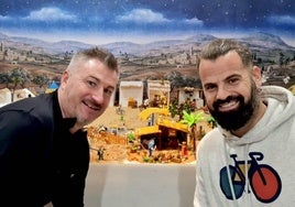 Joaquín Muros y Chus Fernández, junto al belén en la sede de IU en Huétor Vega.
