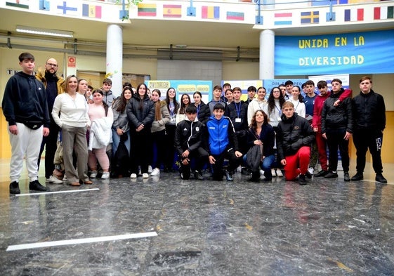 Encuentro del alumnado del instituto hueteño con el Padre Suárez de Granada.
