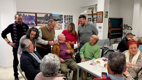 Los mayores de Huétor Vega disfrutan de la 'Merienda del amor y la amistad'