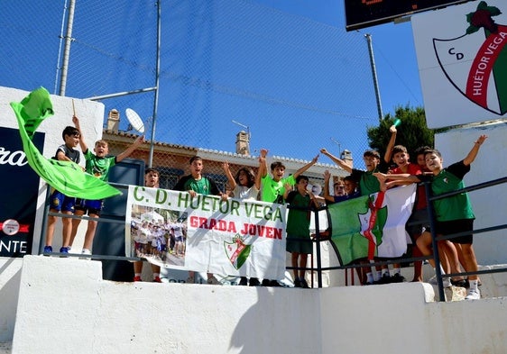 Los chavales de la Grada Joven del CD Huétor Vega, animando sin parar en su esquina en el Polideportivo Municipal Las Viñas.