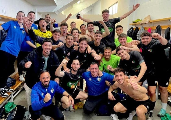 Los jugadores del CD Huétor Vega celebran la victoria 'in extremis' en el vestuario.