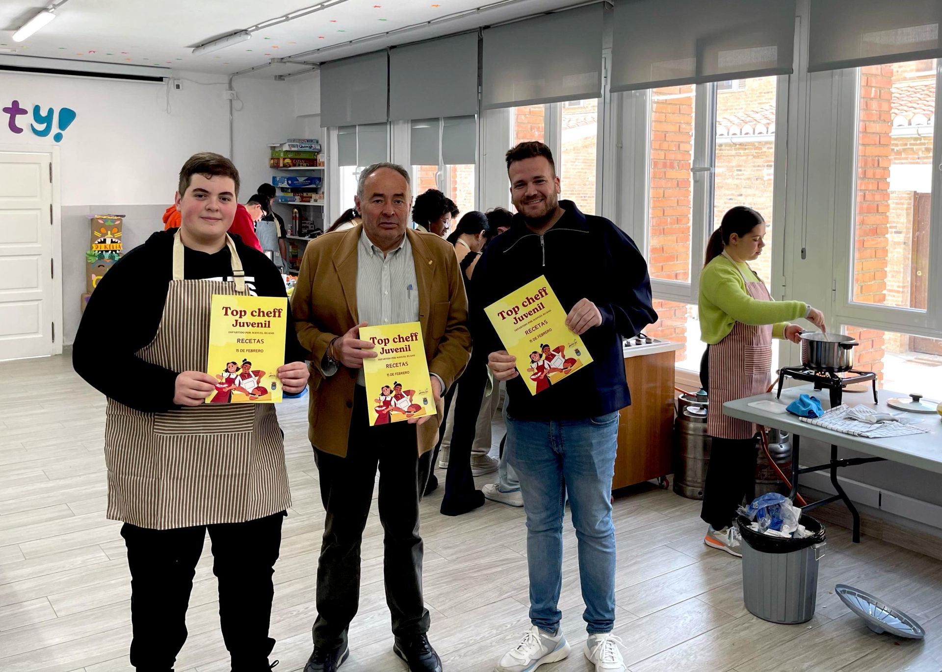 El joven Manuel Ruano, con el alcalde y el concejal de Juventud.