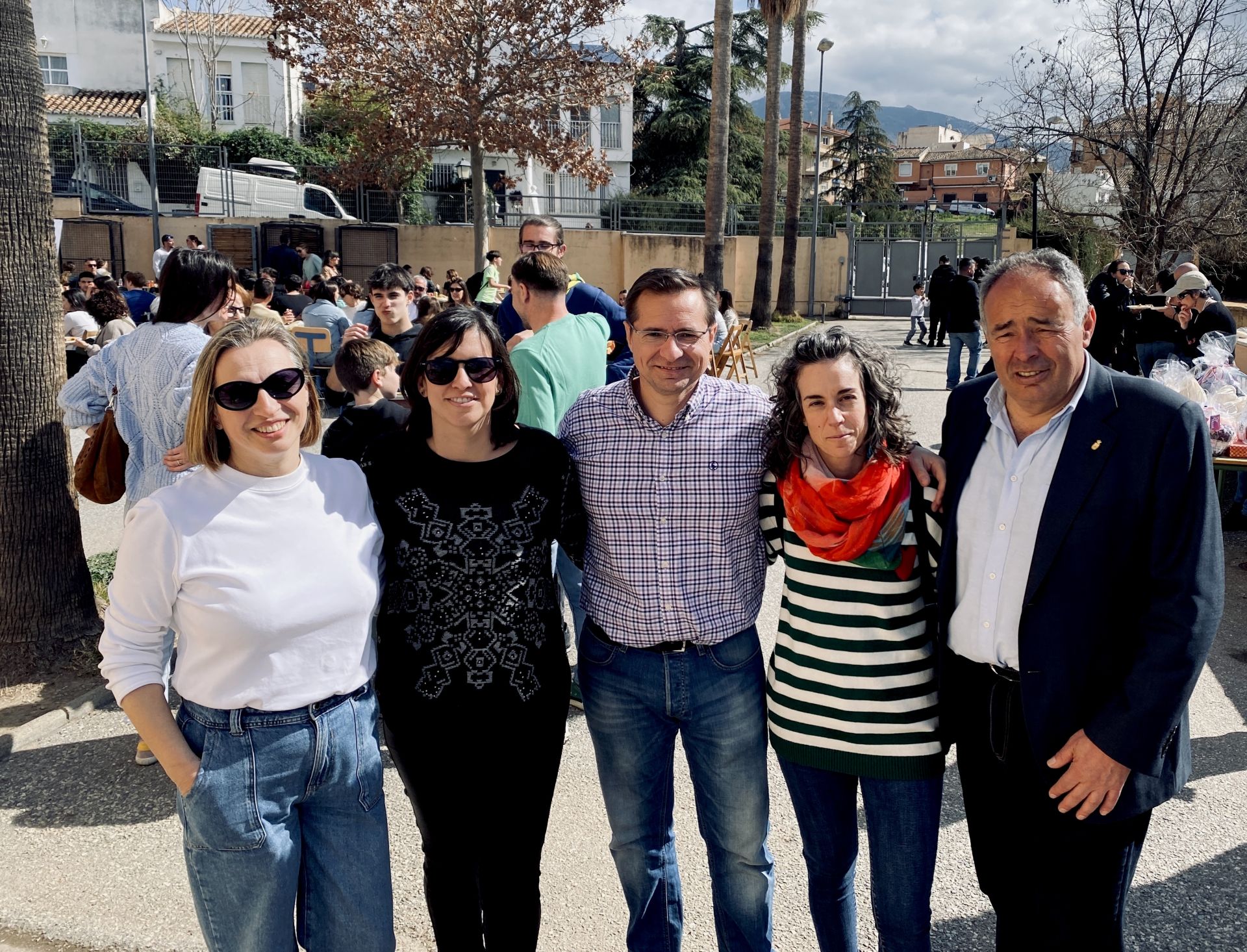 Representantes del centro, con la concejala de Educación y el alcalde.