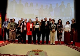 La Comisión de Fiestas, con el alcalde y las concejalas de Fiestas de los últimos 18 años.