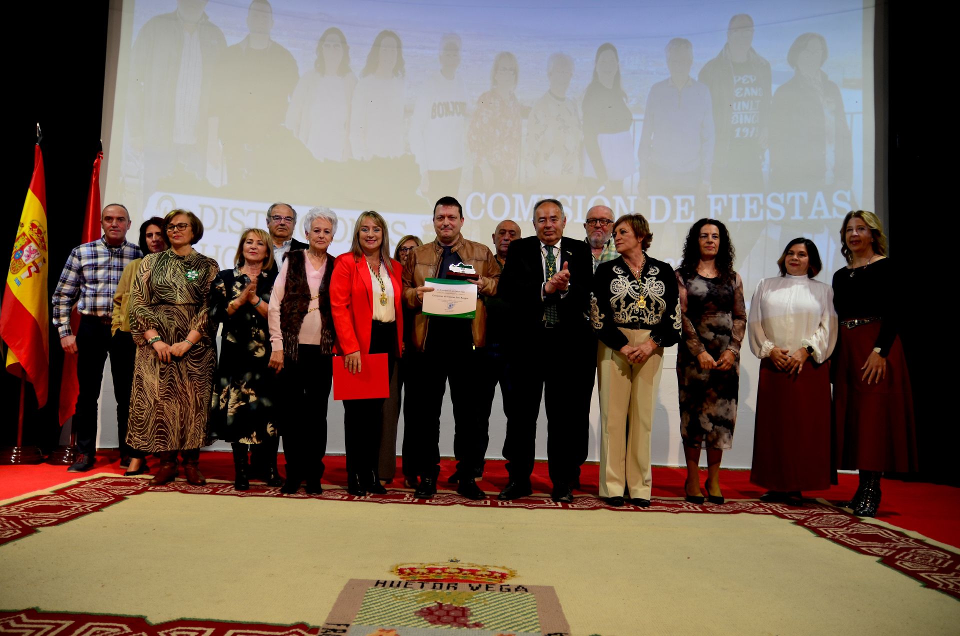 La Comisión de Fiestas, con el alcalde y las concejalas de Fiestas de los últimos 18 años.