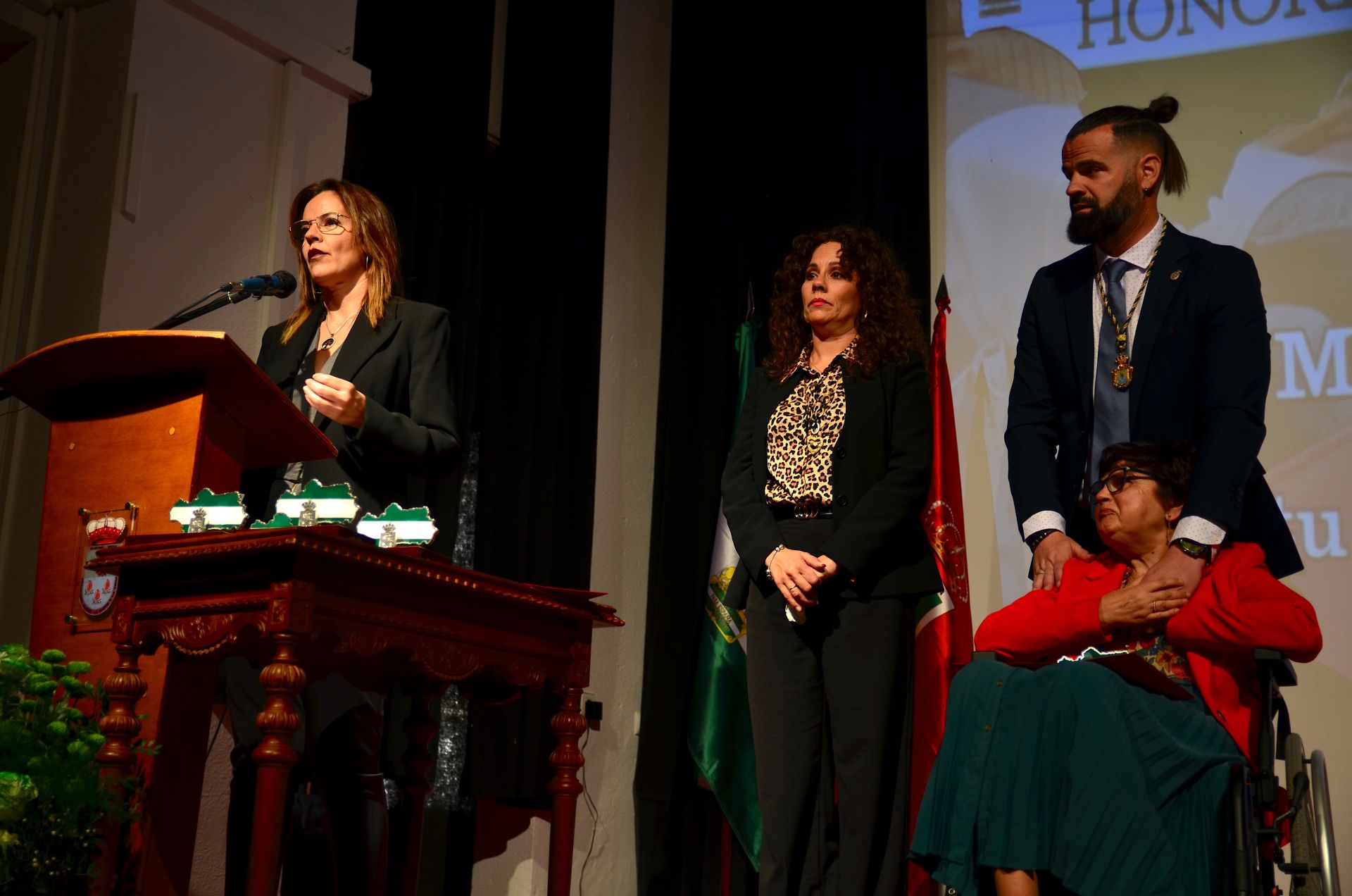 Ana Martín Velázquez, con sus hijos Ana, Estela y Chus.