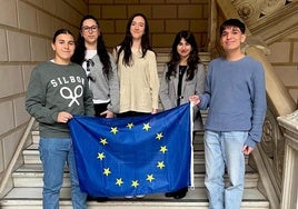 Los cinco alumnos del IES Los Neveros, en las escaleras de Derecho.