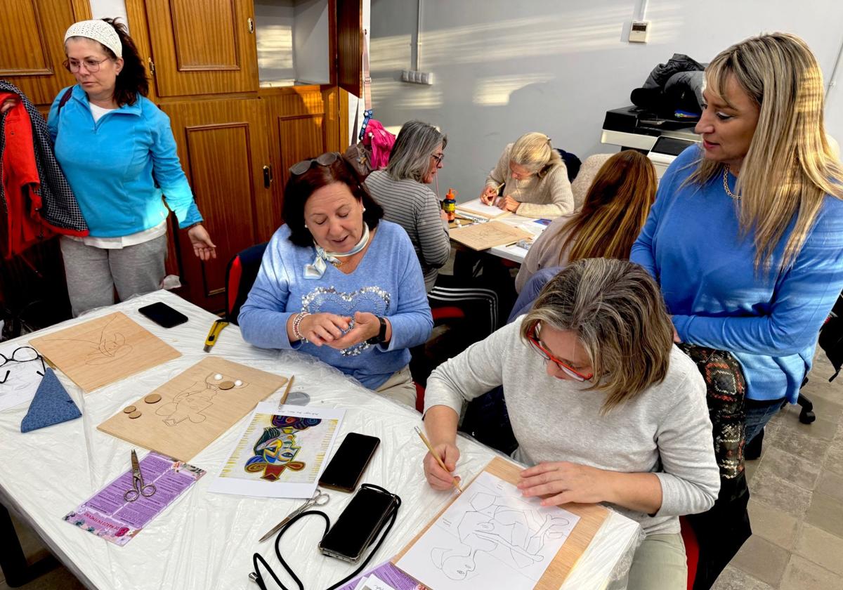 Carolina Higueras (a la derecha), concejala de Igualdad, visitando el taller artístico 'Mujeres picassianas'.