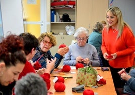 A la derecha, Carolina Higueras, concejala de Igualdad, en el taller en La Nava.