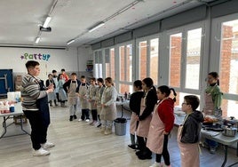 Manuel Ruano, al frente de 'Top Chef' en el Espacio Joven de Huétor Vega.