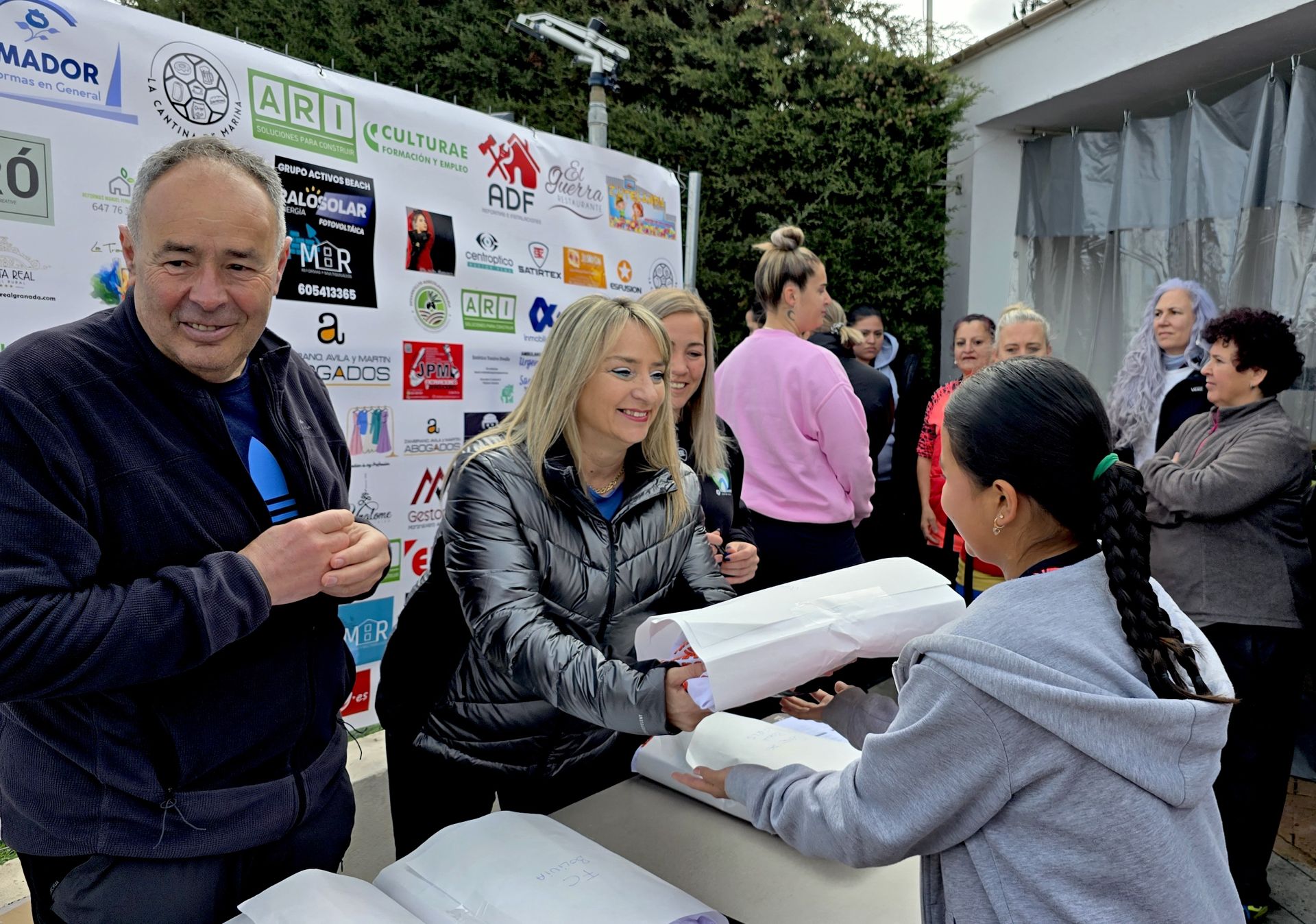 Carolina Higueras, concejala de Igualdad, repartiendo las camisetas conmemorativas.