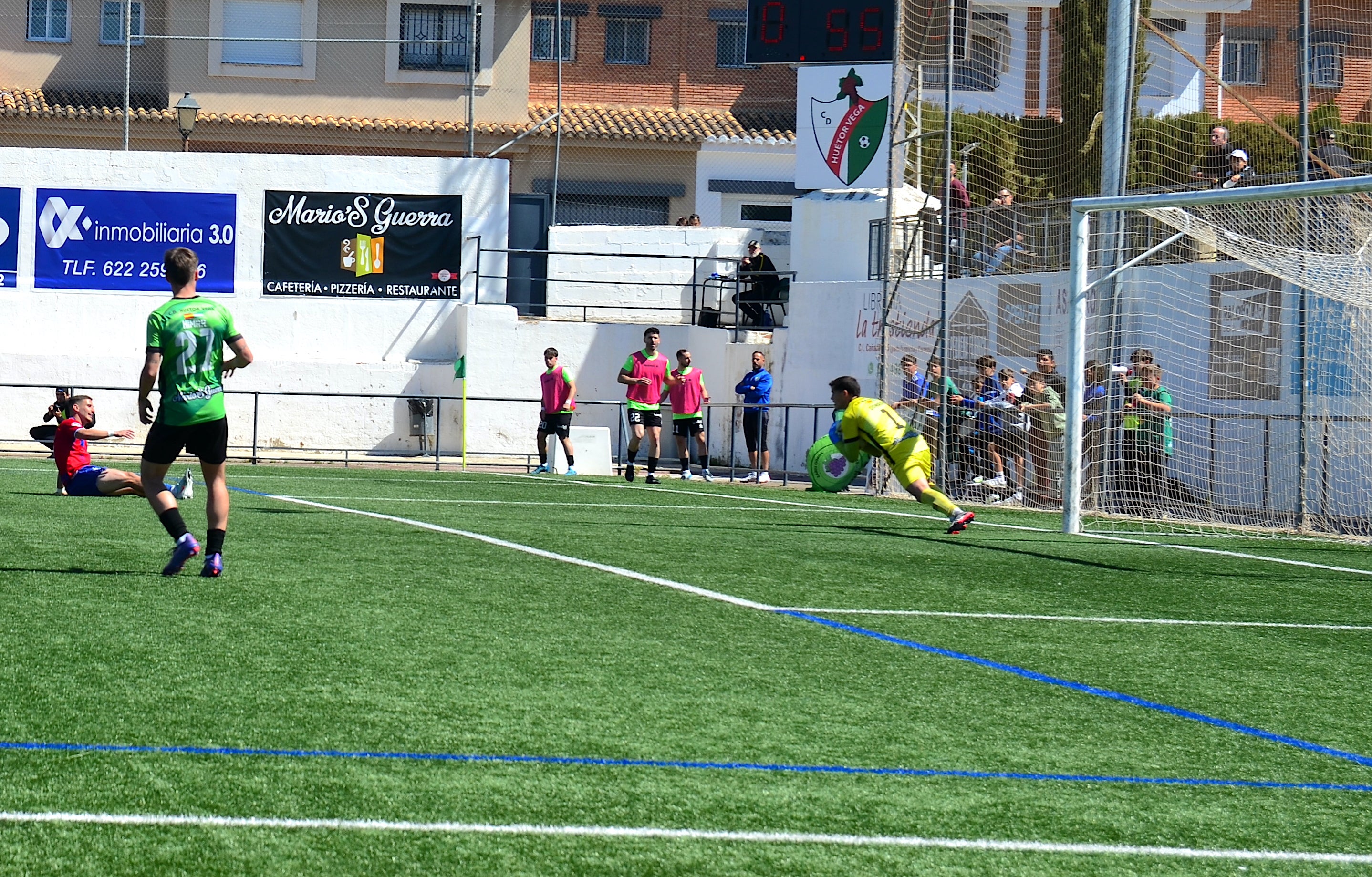 Una de las paradas de Donaire, portero del Huétor Vega, que hizo un partido brillante.