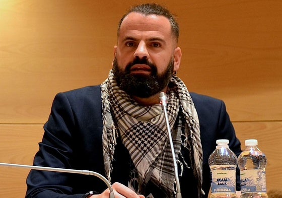 Chus Fernández, portavoz del grupo municipal de IU, en el pleno de Huétor Vega.