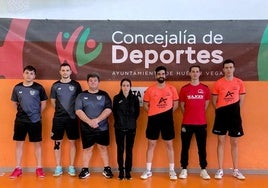 A la izquierda, el plantel del Huétor Vega que jugó en División de Honor.