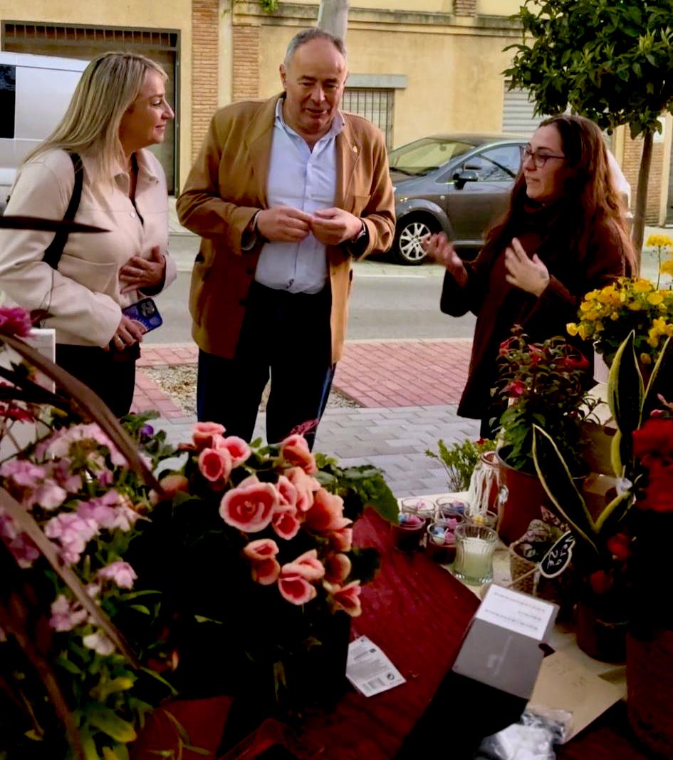 La concejala Carolina Higueras y el alcalde, Mario del Paso, visitando el evento.