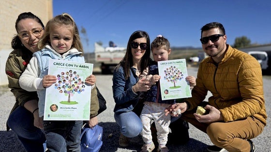 Medio centenar de familias participan en la plantación de árboles en el Recinto Ferial