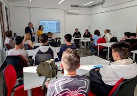 El alcalde y la concejala de Educación presentan el ciclo formativo.