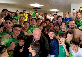 Alegría en el vestuario del CD Huétor Vega en Las Viñas este domingo.