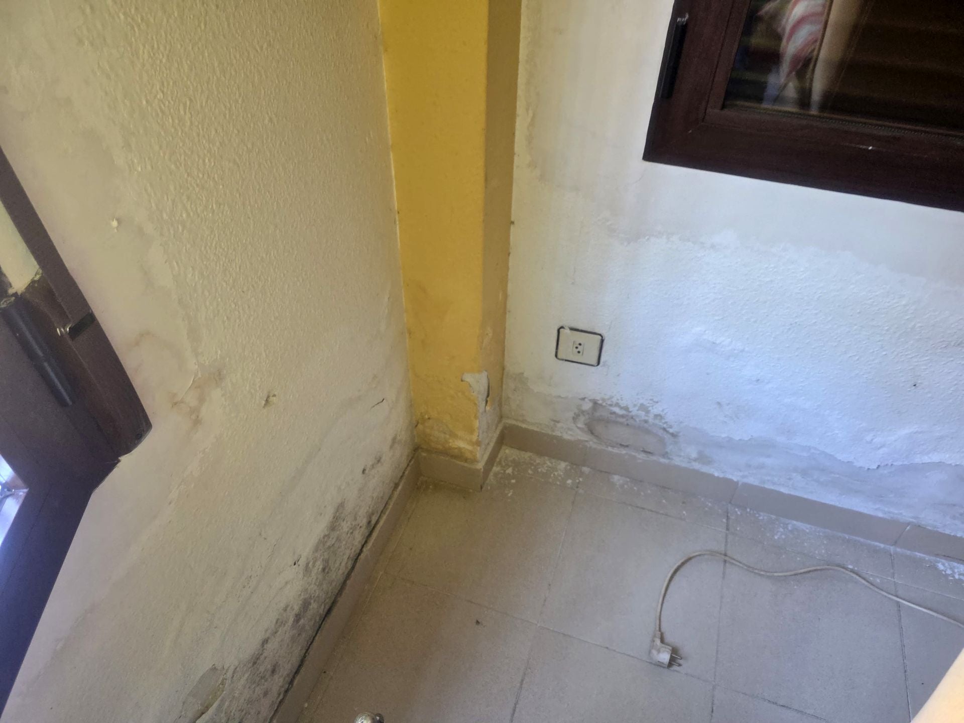 Imagen secundaria 1 - Estado en el que se encuentran algunas de las viviendas sociales del Centro Social La Nava.