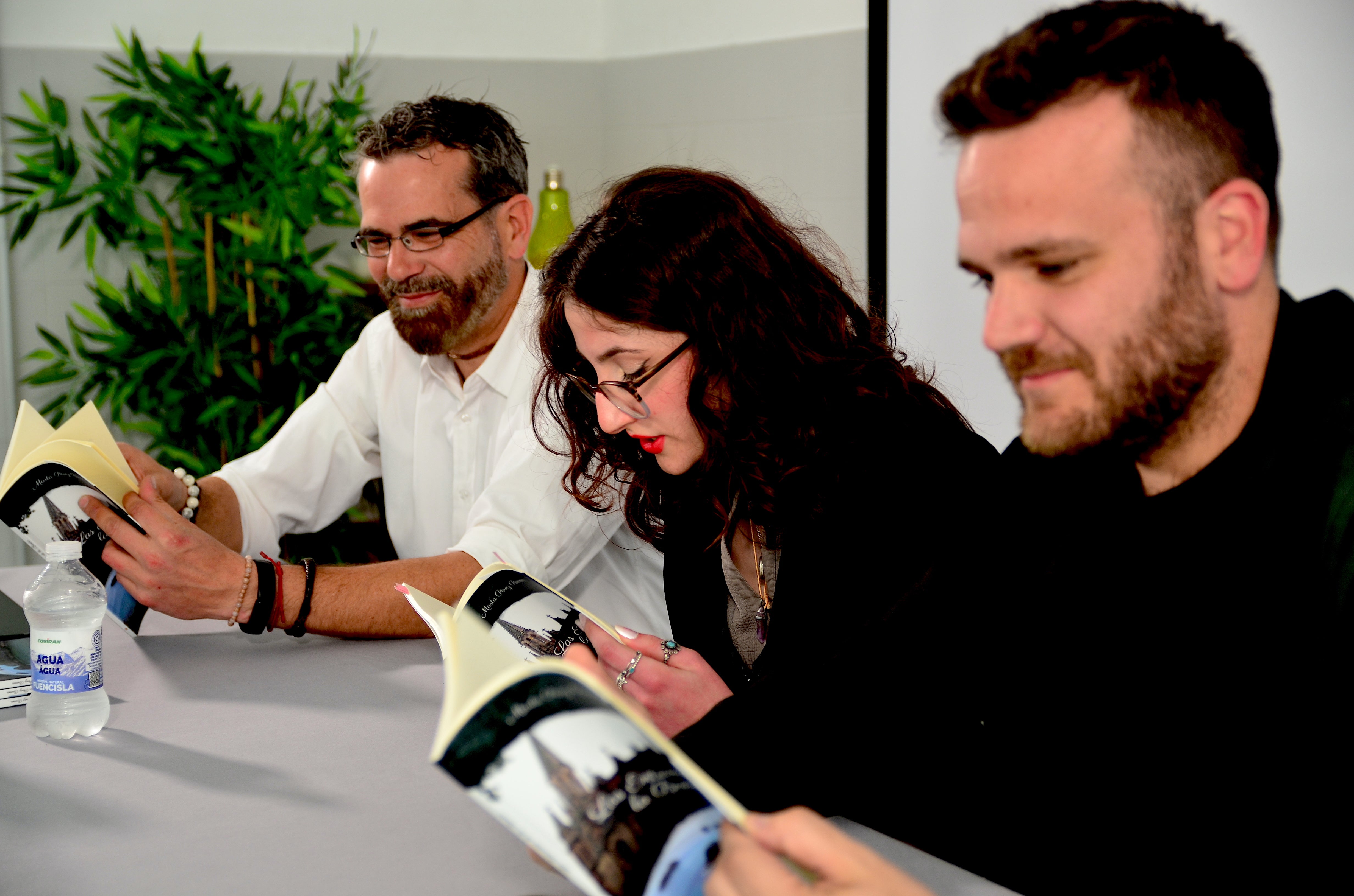 Los concejales de Cultura y Juventud, acompañando a la autora en el Espacio Joven.
