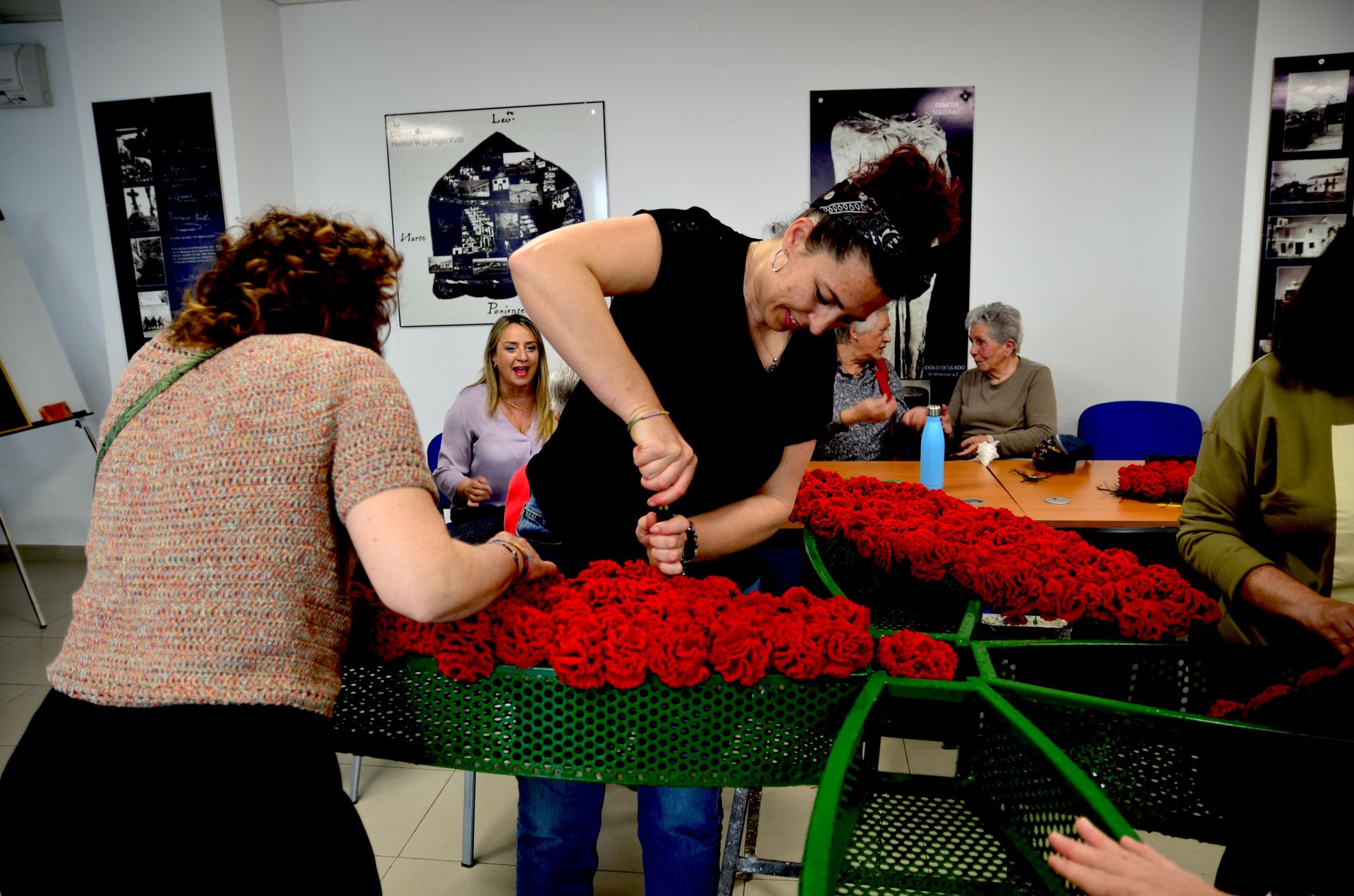 Preparación de la cruz municipal, que lucirá el 3 de mayo en el Centro Social La Nava de Huétor Vega.
