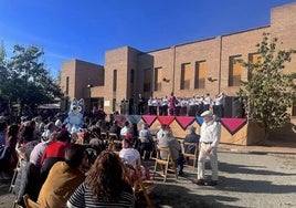 Actuación del Grupo de Castañuelas de Huétor Vega en el exterior del Centro Social La Nava.