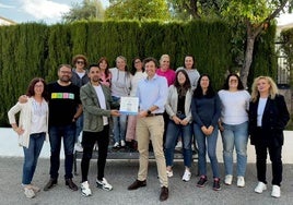 Entrega de la placa de reconocimiento, esta mañana en el colegio hueteño.