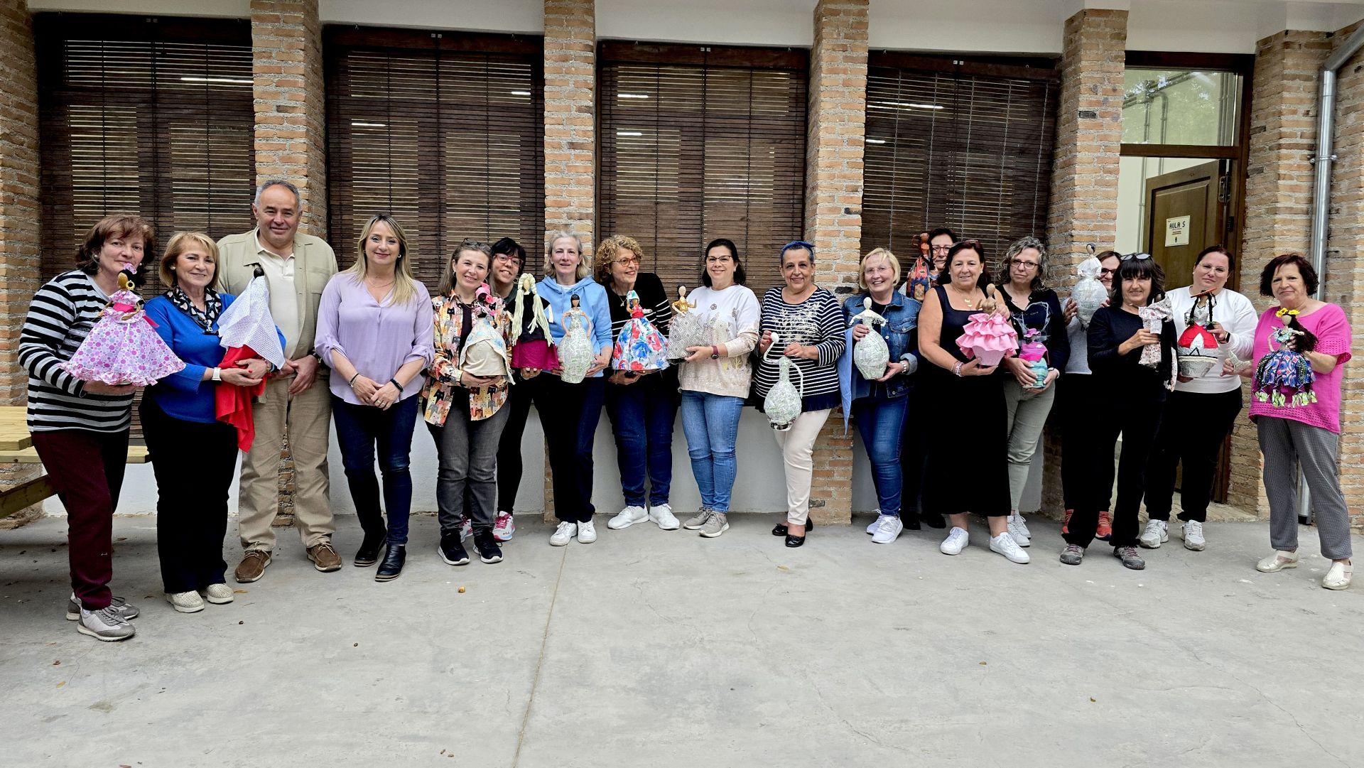 Las mujeres participantes enseñan sus creaciones en las antiguas escuelas.