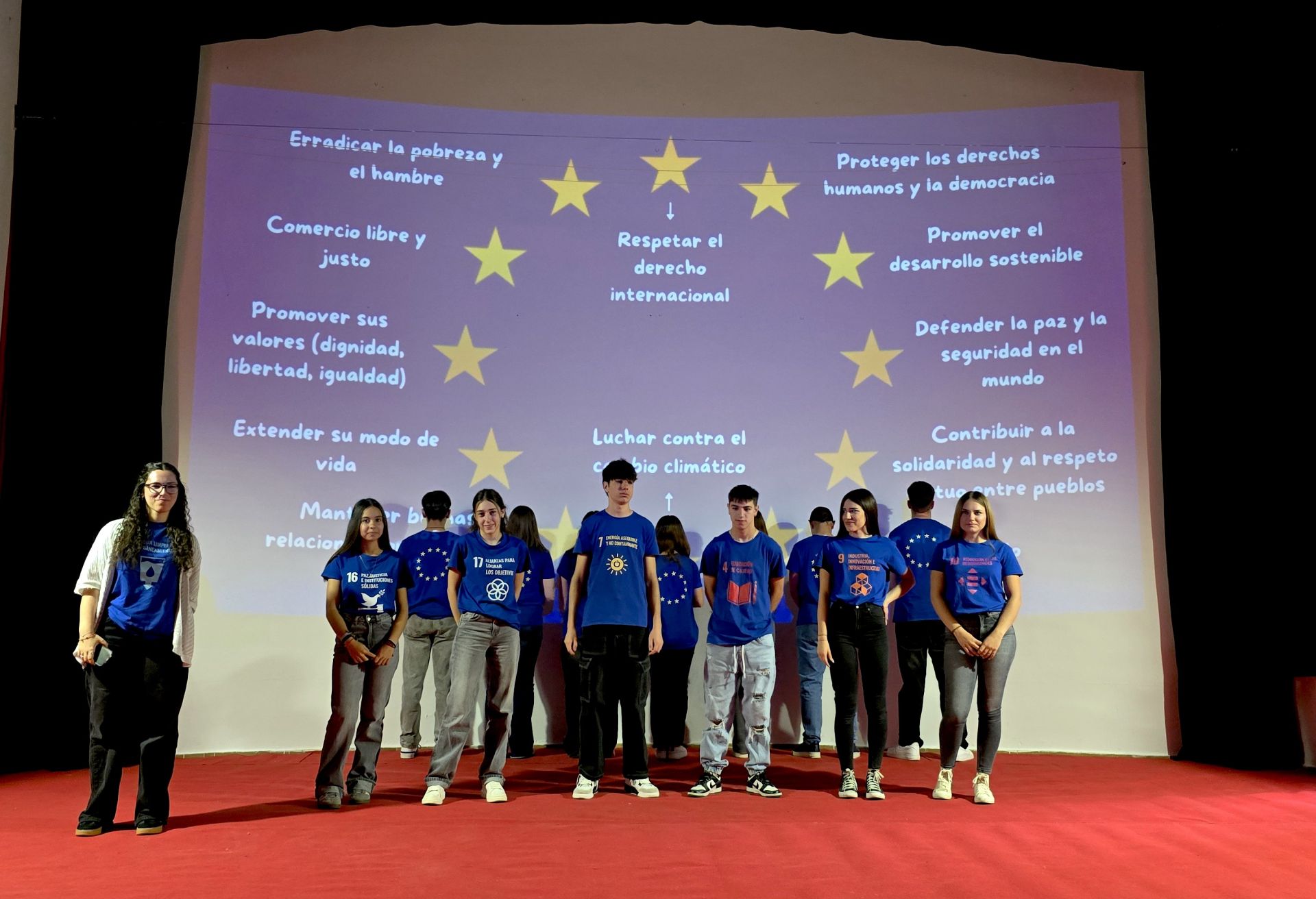 El alumnado expone los valores de unidad, paz y cooperación que promueve la Unión Europea.