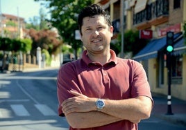 Graham Gianelli, en la Avenida de Andalucía, con la academia ELI Huétor Vega al fondo.