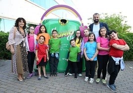 El CEIP Mariana Pineda, con su directora y el jefe de estudios, en la entrega de premios en Diputación.