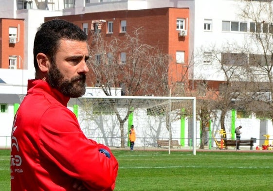 Manuel Moreno 'Rizos', dirigiendo al CD Huétor Vega en 2023.