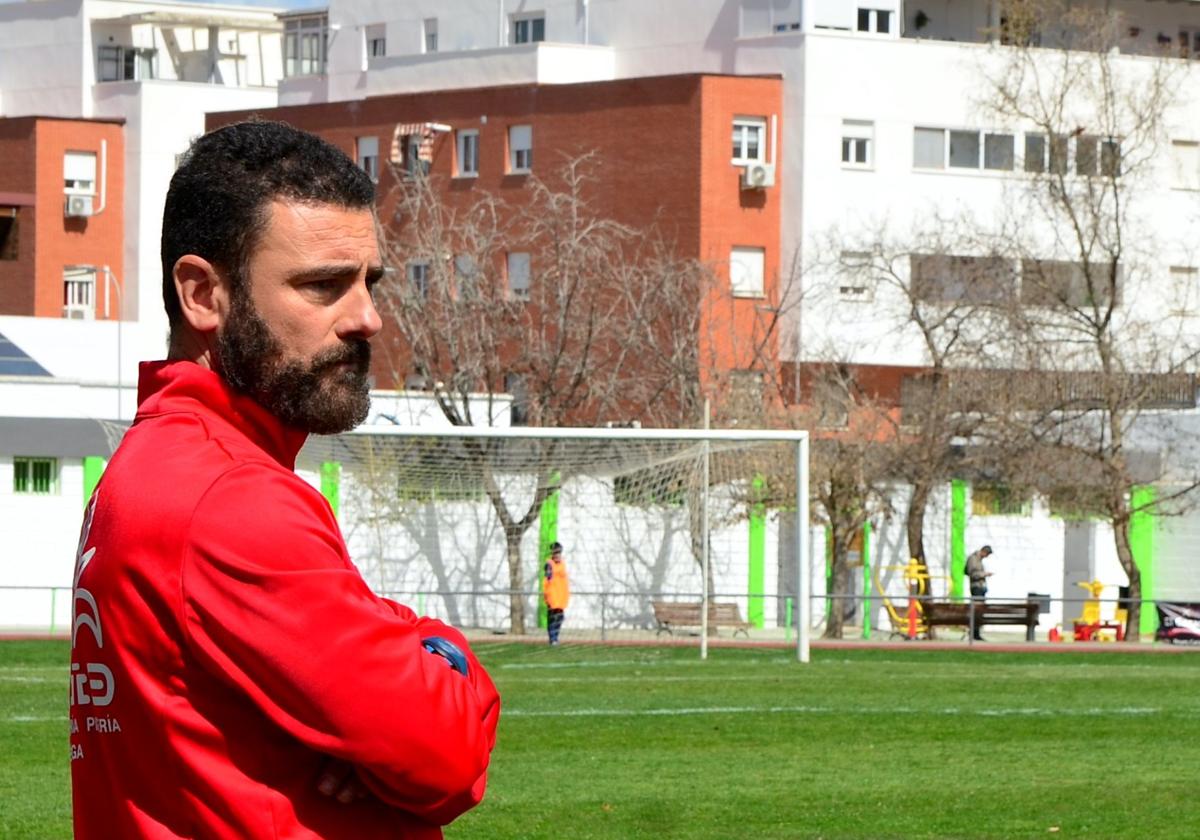 Manuel Moreno 'Rizos', dirigiendo al CD Huétor Vega en 2023.
