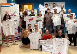 Los participantes, con sus camisetas pintadas.