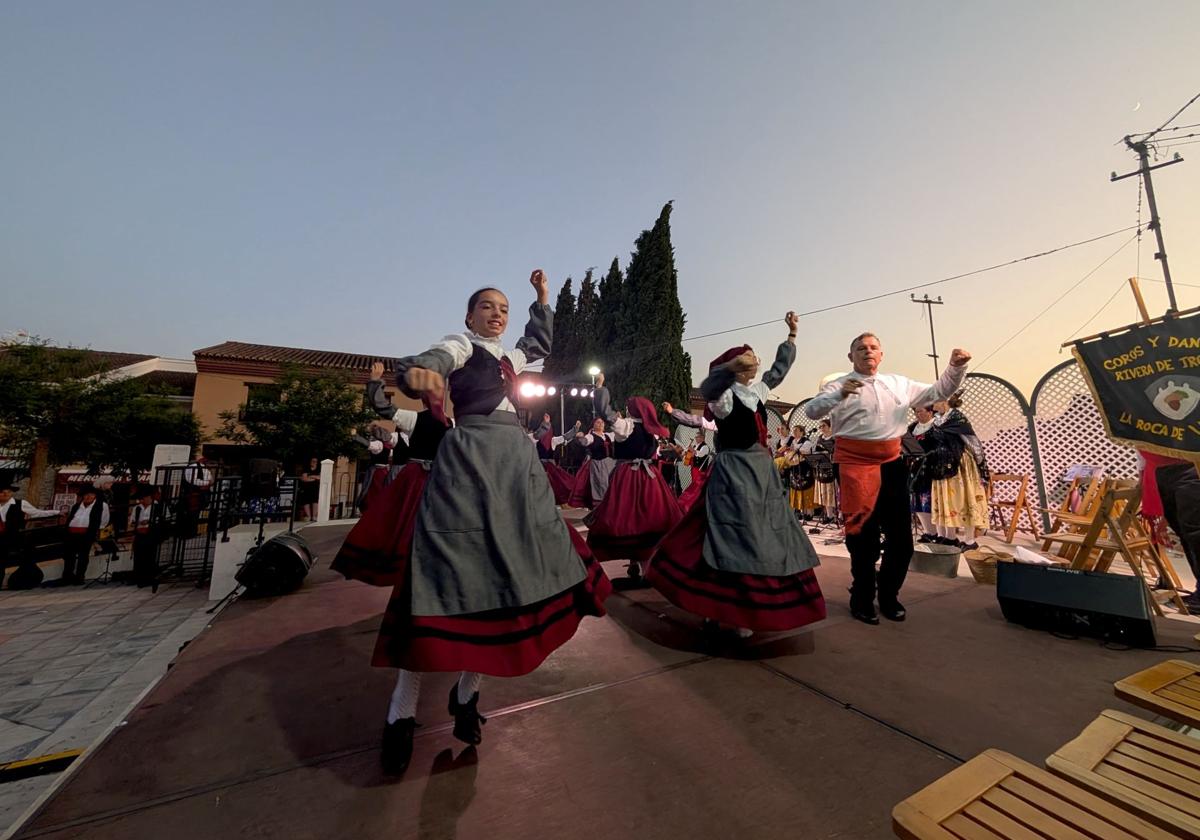 Actuación del grupo Coros y Danzas Rivera de Troya, procedentes de la provincia de Badajoz.