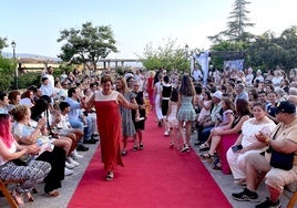 Vecinas y vecinos ejercieron de modelos en la Noche en Blanco.