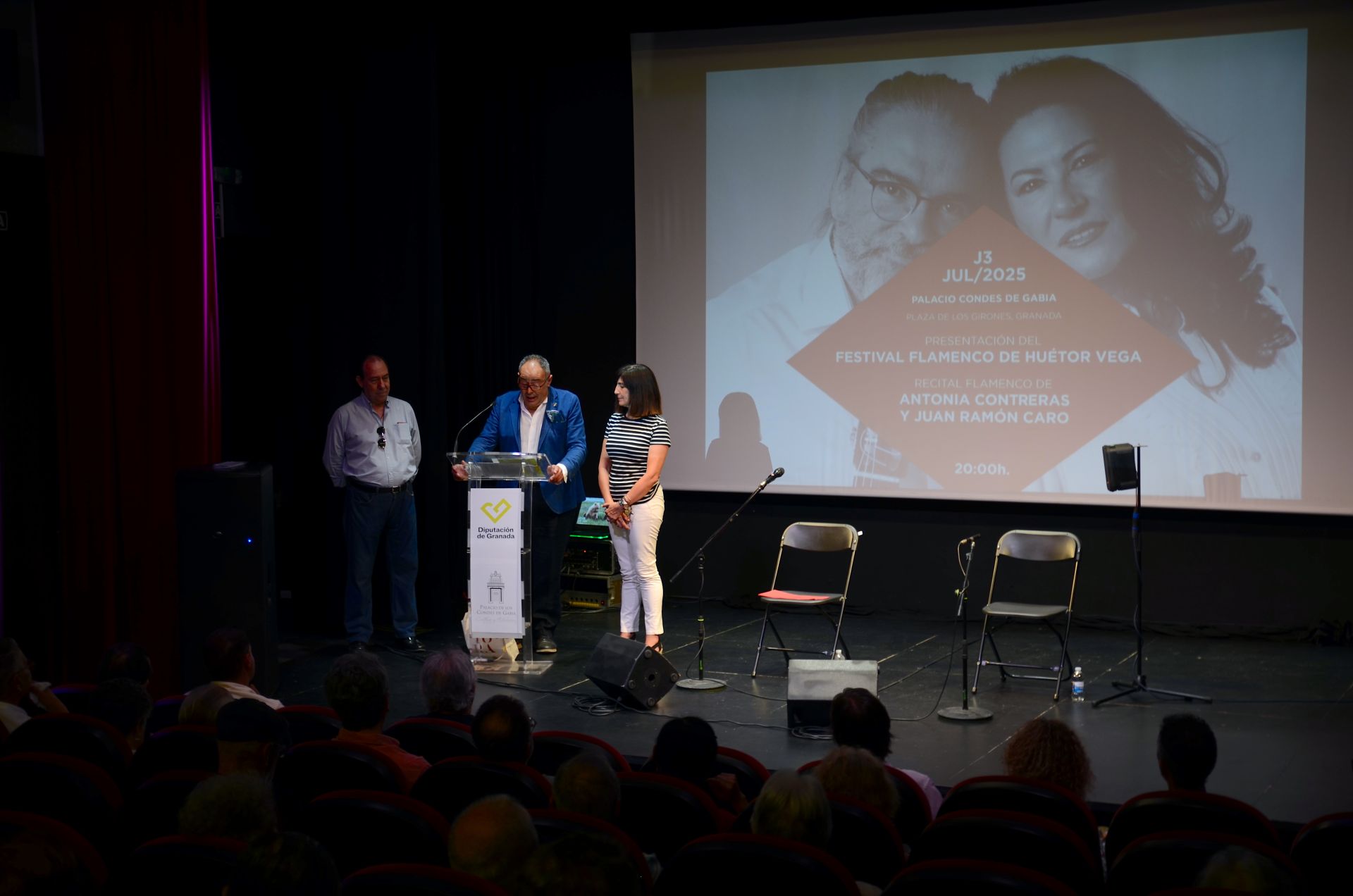 El alcalde de Huétor Vega presenta el festival con el presidente de la peña y la diputada de Cultura.