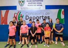 Una decena de jóvenes palistas de la provincia, este sábado en Huétor Vega.