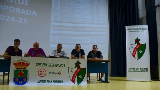El CD Huétor Vega renueva a sus pesos pesados y lucirá un nuevo escudo