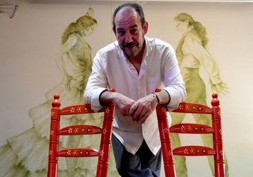 Miguel Baños, presidente de la peña, en el escenario de La Parra Flamenca.