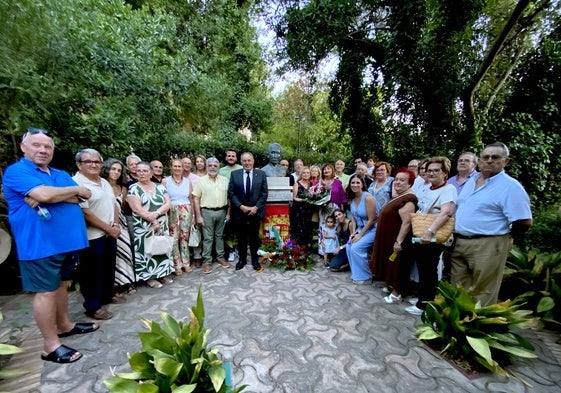 Acto de homenaje al maestro hueteño, fusilado en Víznar en 1936.