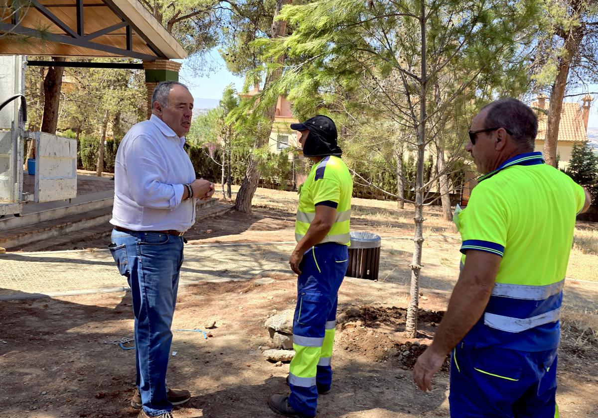 El alcalde de Huétor Vega, Mario del Paso, supervisa la actuación en el Parque de los Pinos.