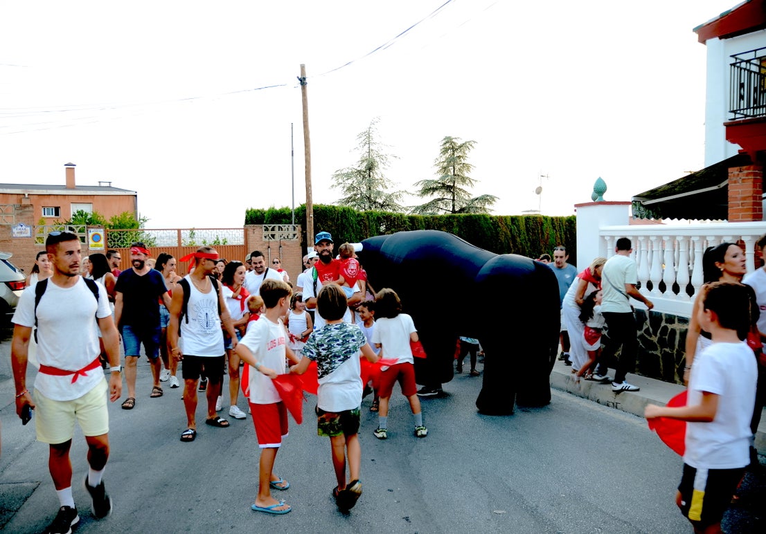 Encuéntrate en el 'encierro de toros' familiar de Huétor Vega