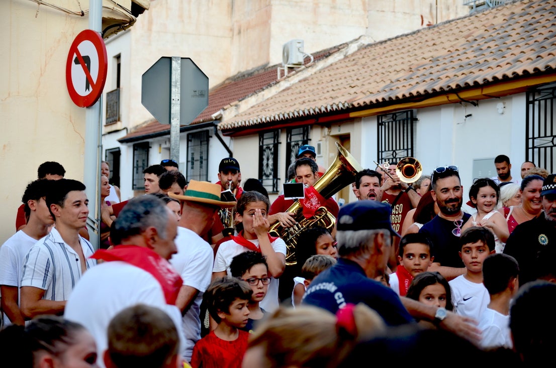 Encuéntrate en el 'encierro de toros' familiar de Huétor Vega