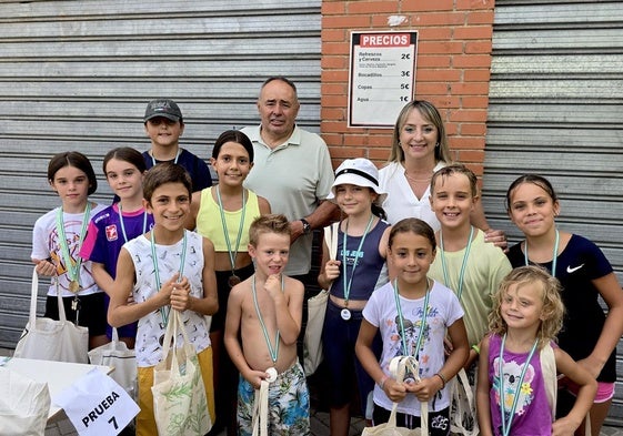 El alcalde y la concejala de Fiestas entregan los premios de la Ruta del Tesoro.