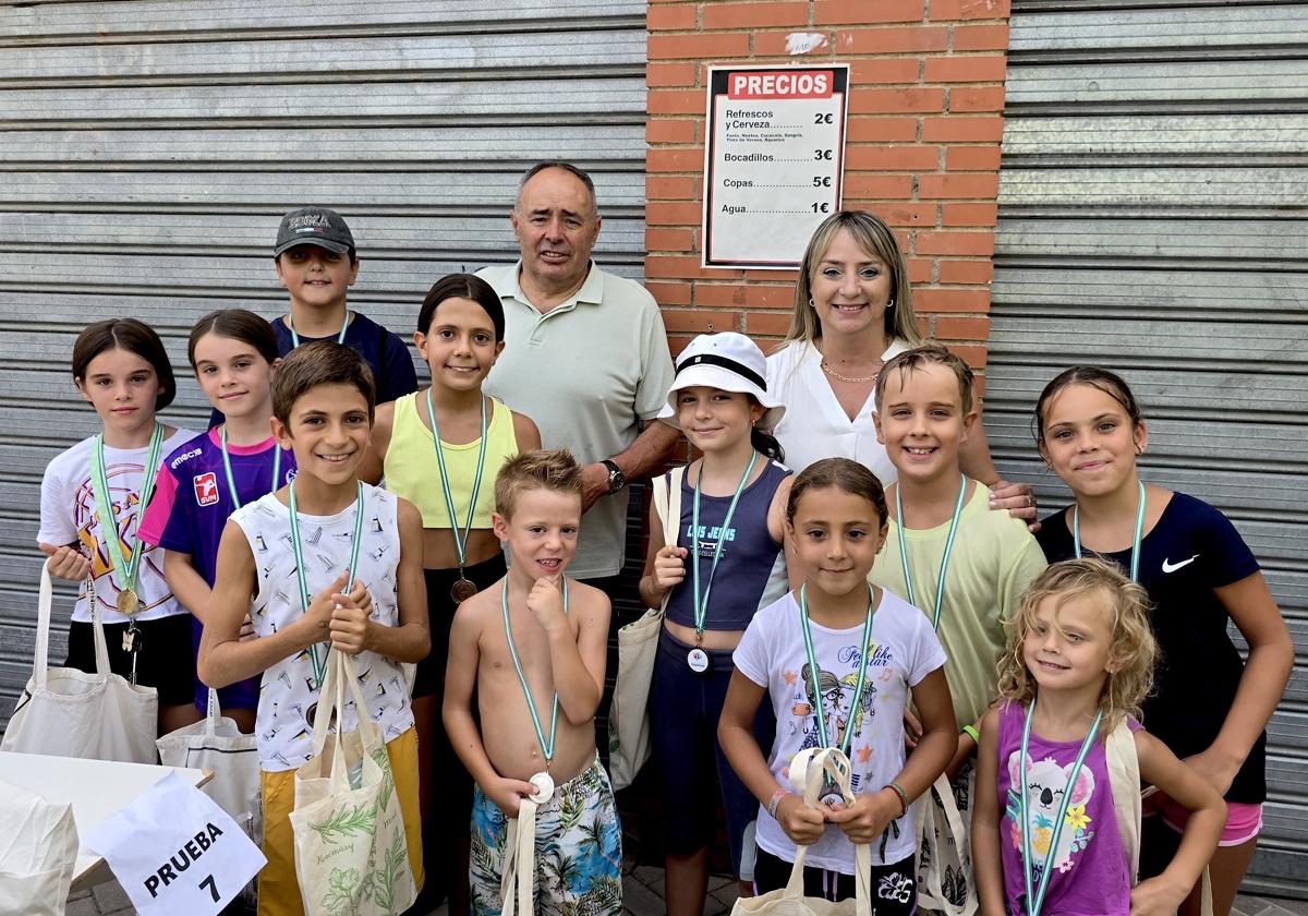 El alcalde y la concejala de Fiestas entregan los premios de la Ruta del Tesoro.