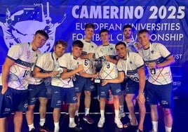 Los ocho jugadores del CD Huétor Vega, con la plata en la ciudad de Camerino.
