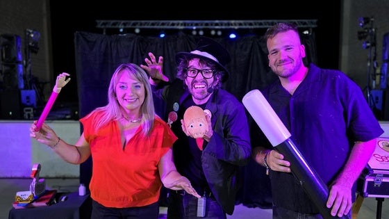 La verbena de Huétor Vega abrió sus puertas con un espectáculo de magia familiar